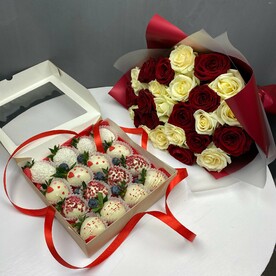 Роза красная, Роза белая, Клубника в шоколаде, Дизайнерская упаковка, Крафтовая коробка, Тишью