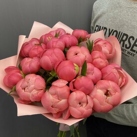 Букет из 21 кораллового пиона