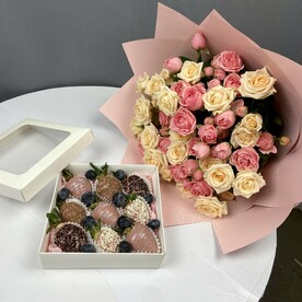 Букет из кустовых роз и клубники в шоколаде