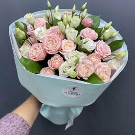 Роза пионовидная кустовая, Эвкалипт, Лизиантус Эустома, Фоамиран, Пленка матовая
