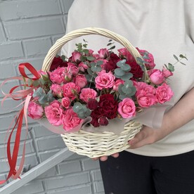 Корзина с кустовой розой