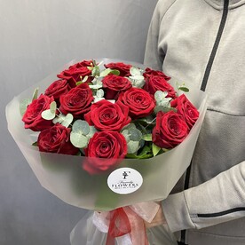 Букет из 15 красных роз с эвкалиптом