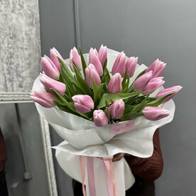 Букет из 19 нежно-розовых тюльпанов