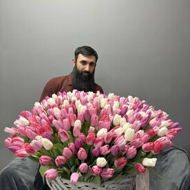 Корзина из 301 тюльпана