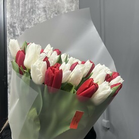 Букет из 51 яркого тюльпана