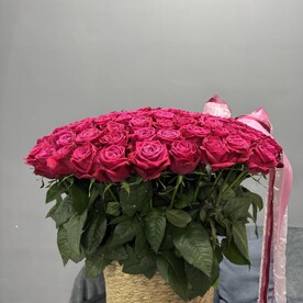 Плетеная корзина из 151 розы
