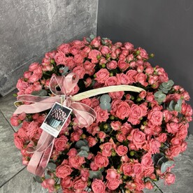Корзина из 65 кустовых роз