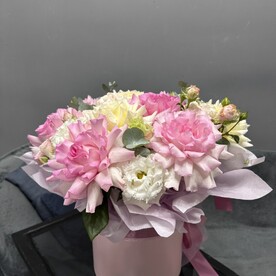 Шляпная коробка с нежным сочетанием