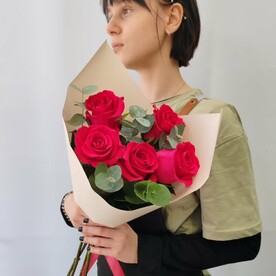 5 ярких роз с зеленью рускуса