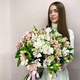 19 разноцветных альстромерий с ленточкой