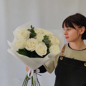11 белых пионовидных роз с эвкалиптом