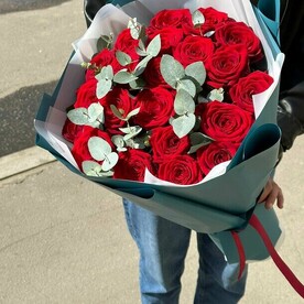 Букет живых цветов из 19 красных роз, Эквадор, 60 см