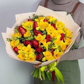 Сборный букет из 26 нарциссов и 19 тюльпанов с фисташкой | арт: 515