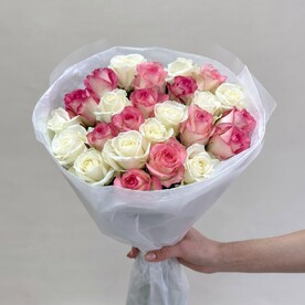 Букет живых цветов из 25 бело-розовых роз, Эквадор, 50 см | арт: F5C-0018