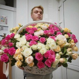 Огромная корзина с кустовыми розами
