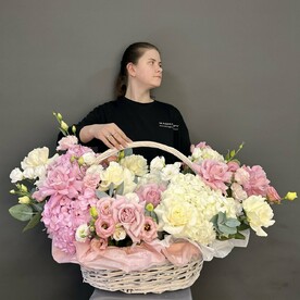 Авторская корзина с цветами микс для самой нежной девушки