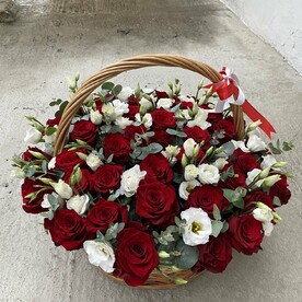 Роза, Лизиантус Эустома, Эвкалипт, Оазис флористическая, Корзина