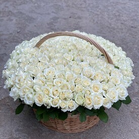 Белые розы в корзине