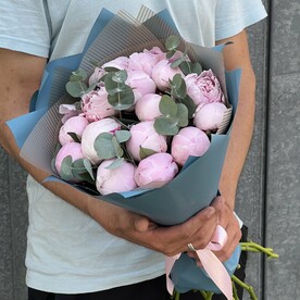 Пиона Сара Бернар с эвкалиптом