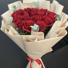 Красная Роза с эвкалиптом