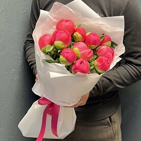 Коралловые пионы в белой упаковке