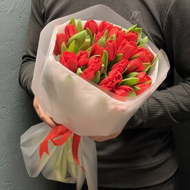 Букет из красных тюльпанов