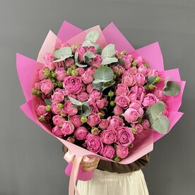 Пионовидные розы кустовые с эвкалиптом