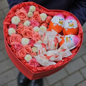 Сладкая композиция с живыми цветами