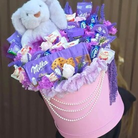 Сиреневая коробочка с игрушкой и сладостями