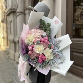 Wow букет из роз , гортензии и кустовых роз