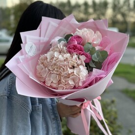 Букет с гортензией и кружевной розой