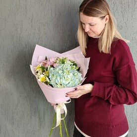 Букет с гортензией и альстромериями