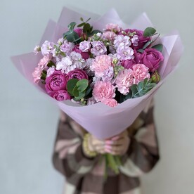 Гвоздика кустовая, Маттиола, Роза пионовидная кустовая Мисти Баблс, Эвкалипт, Дизайнерская упаковка