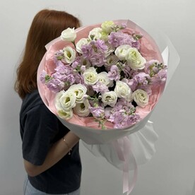 Эустома(лизиантус) и маттиола в ароматном букете
