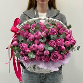 Роза пионовидная кустовая Мисти Баблс, Эвкалипт, Флористическая губка, Корзина плетеная
