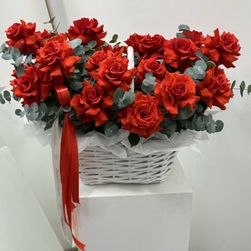 Роза Эквадор, Эвкалипт, Корзина плетеная, Флористическая губка