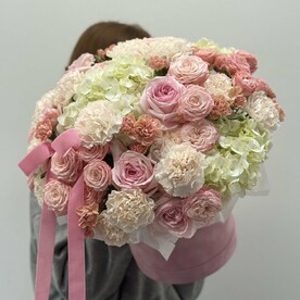 Гвоздика одноголовая, Роза кустовая, Гвоздика кустовая, Роза пионовидная, Гортензия, Флористическая губка, Шляпная коробка