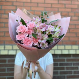 Гвоздика, Альстромерия, Писташ, Эвкалипт, Дизайнерская упаковка