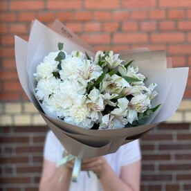 Гвоздика, Альстромерия, Эвкалипт, Пистация, Дизайнерская упаковка