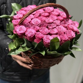 Розы в корзине