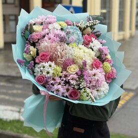 Гортензия стабилизированная, Хризантема кустовая, Статица, Роза ревивал, Роза аваланч, Дизайнерская упаковка, Открытка