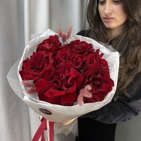 Крупные волнистые розы с сухоцветами