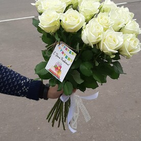 19 белых роз