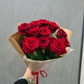 Букет из 11 роз в крафте