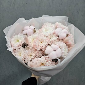 Букет персиковых хризантем и хлопка