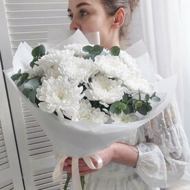 Букет белых хризантем с эвкалиптом