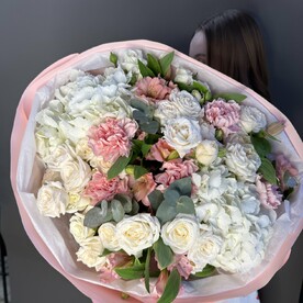 Нежный шикарный букет цветов пионовидный и стильный