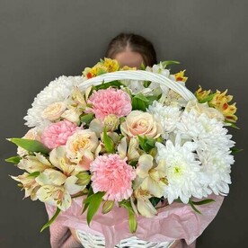 Весенняя корзина цветов