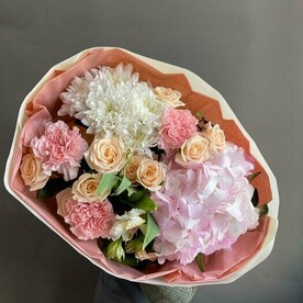 Букет с розами в бежевой упаковке на день рождения