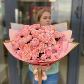 Моно букет из пионовидной кустовой розы